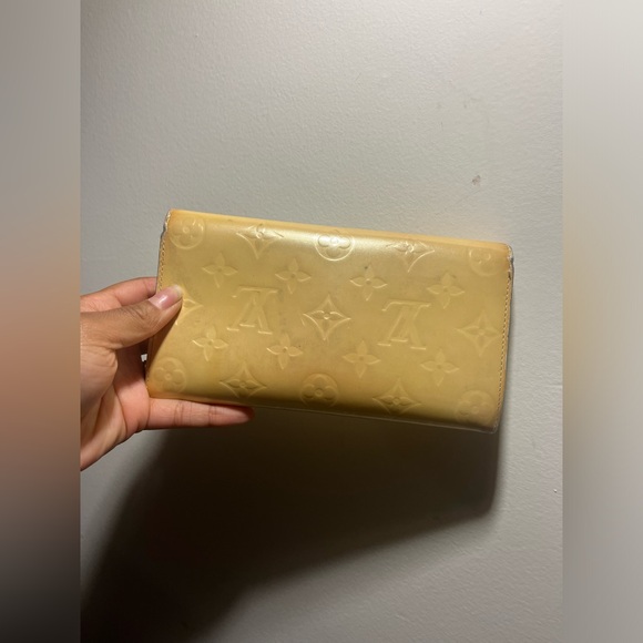 Authentic Louis Vuitton Noisette Monogram Vernis Sarah Wallet - Picture 2 of 16